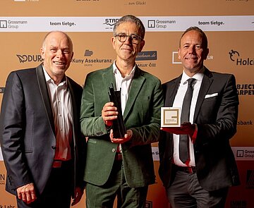 Beim Badischen Architekturpreis 2022 wurde erstmals ein Sonderpreis der Jury vergeben. Diesen nahmen Bürgermeister Daniel Fluhrer (rechts) und Professor Ludwig Wappner (Mitte) von Laudator Frank Schlotter entgegen.