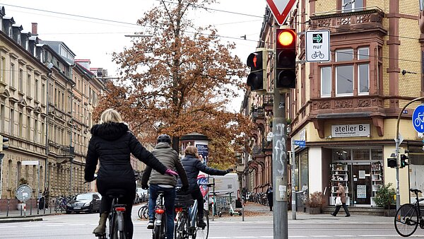 Abbiegen bei Rot dürfen Radfahrer jetzt offiziell an der Kreuzung Bahnhofs-/Karlstraße dank des neuen Grünpfeils.
