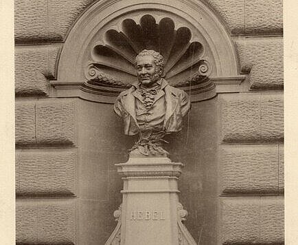Hebel-Büste an der Leopoldschule