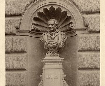 Hebel-Büste an der Leopoldschule