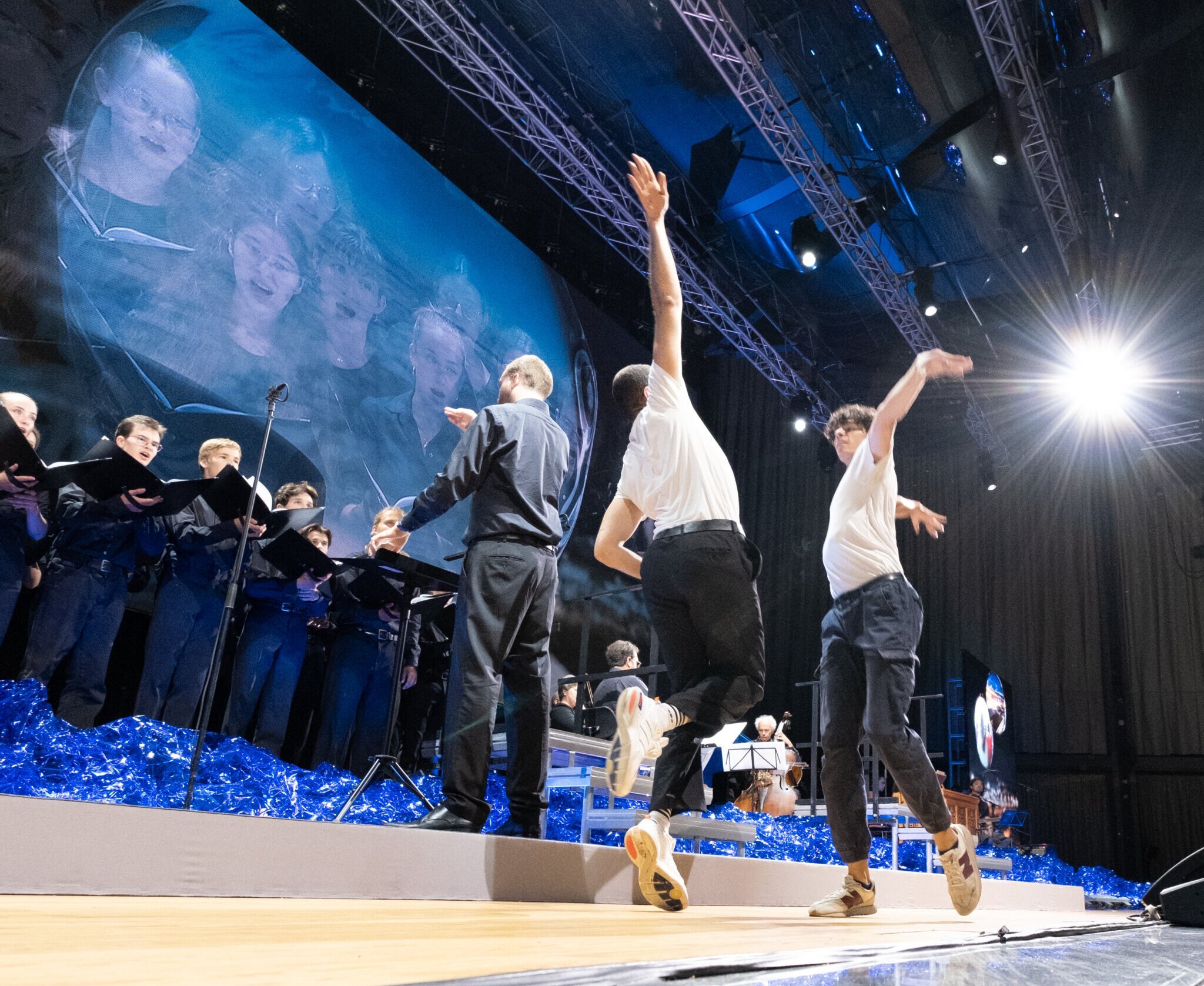 Zwei Tänzer und der Chor Cantus Juvenum begleiten das Publikum auf seiner musikalischen Reise nach Karlsruhe. 