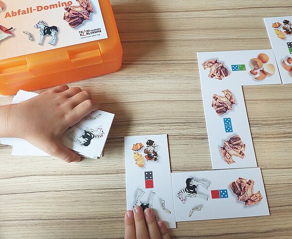 Der Medienkoffer des Teams Sauberes Karlsruhe mit einem Abfall-Domino.