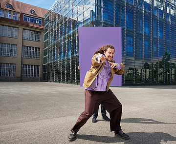 Junger Mann vor dem ZKM 