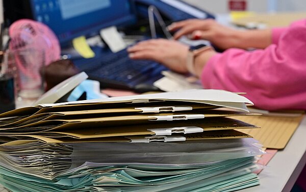 Akten auf einem Schreibtisch.