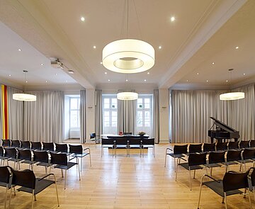 Trauungsort Bürgersaal im Rathaus Durlach mit viel Platz und großer Fensterfront