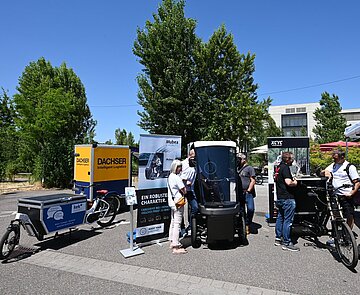 Vor dem Kulturzentrum "Tollhaus" werden verschiedene Lastenrad-Modelle präsentiert