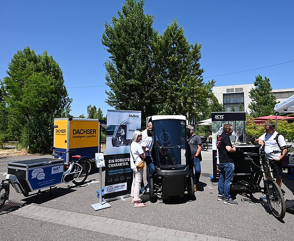 Vor dem Kulturzentrum "Tollhaus" werden verschiedene Lastenrad-Modelle präsentiert