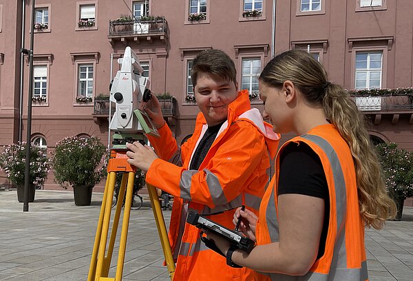 Vermessungstechniker vor dem Rathaus