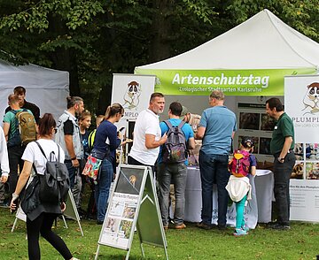 Beim Artenschutztag im Zoo Karlsruhe können sich die Zoogäste bei 40 Institutionen und Vereinen über deren Aktivitäten informieren. Zudem gibt es viele Mitmachangebote für Familien.