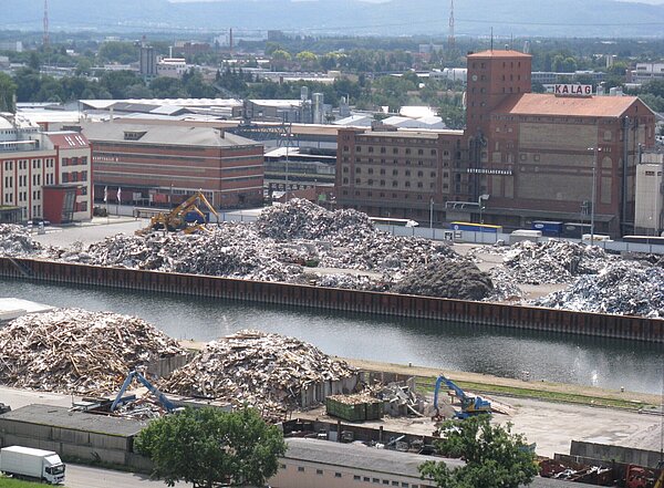 Blick über den Rheinhafen
