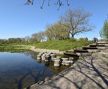 Der Brunnen in der Günther-Klotz-Anlage mit Blick auf die terrassierten Becken