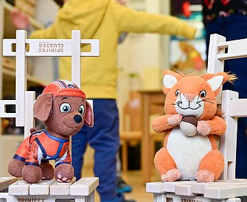 Kuscheltiere sitzen auf selbst konstruierten Stühlen im Kindergarten