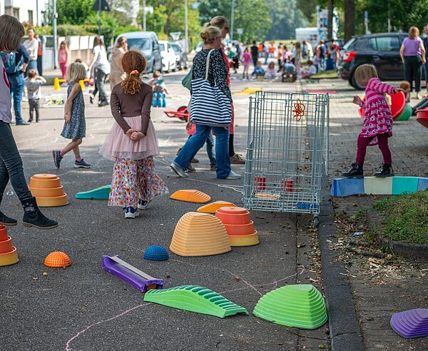 Temporär gesperrte Straße mit spielenden Kindern im Rahmen von "Karlsruhe spielt!"