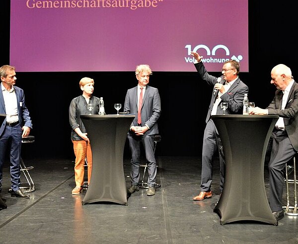 Festgäste: Der Volkswohnung gratulierten Ministerin Razavi (2.v.l.), OB Mentrup (Mitte) und Zukunftsforscher Horx (rechts).