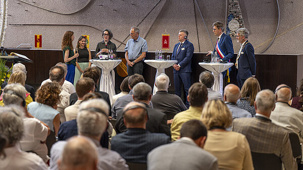 Podiumsdiskussion im Bürgersaal. Im Vordergrund anwesende Gäste.