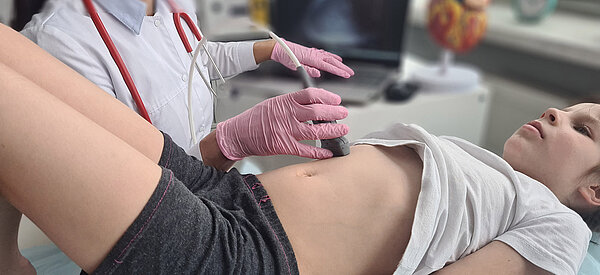 Diagnose der Bauchorgane eines Kindes mittels Ultraschall.