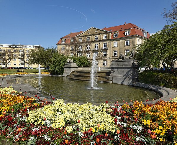 Blumenbeet und großer Springbrunnen am Haydnplatz.