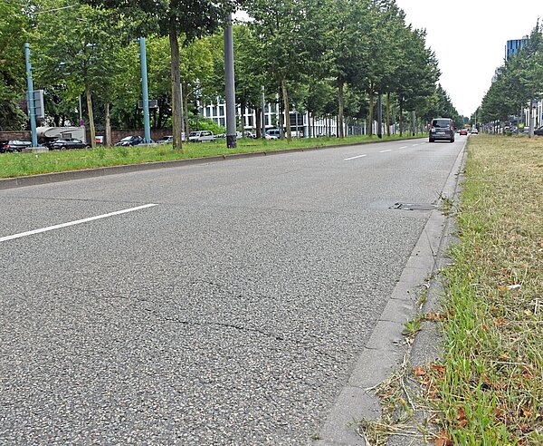 Fahrbahn der Ludwig-Erhard-Alle Richtungen Osten