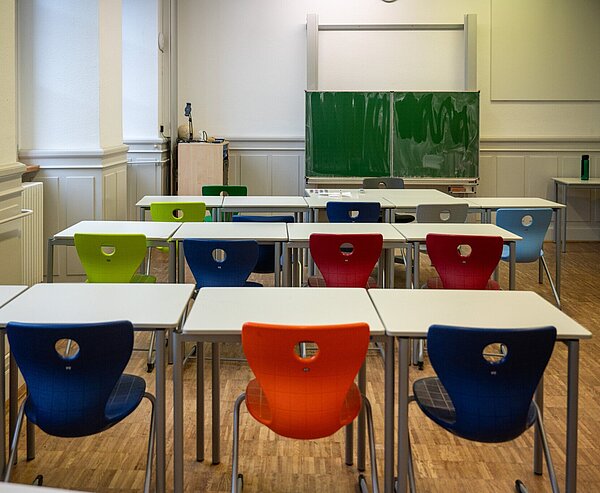 Leeres , bunt bestuhltes Klassenzimmer