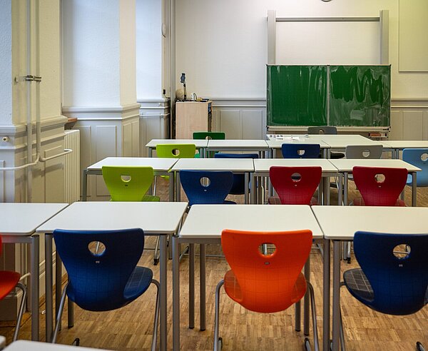 Leeres , bunt bestuhltes Klassenzimmer