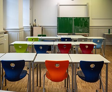 Leeres , bunt bestuhltes Klassenzimmer