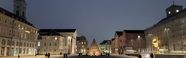 Blick auf den Marktplatz bei Dämmerung