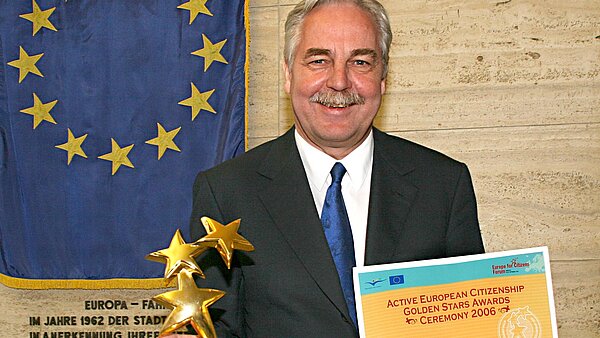 OB Fenrich im Rathaus der Stadt Karlsruhe mit der Auszeichnung "Goldene Sterne der Staädtepartnerschaft"