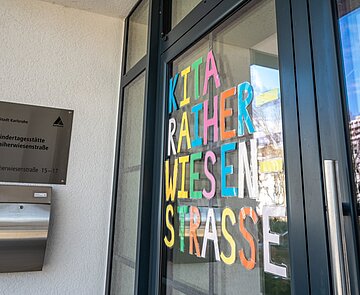 Eingangsbereich mit Beschriftung KITA Raiherwiesenstraße