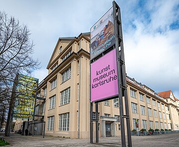 Gebäudeansicht Kunstmuseum Karlsruhe mit Schriftzug