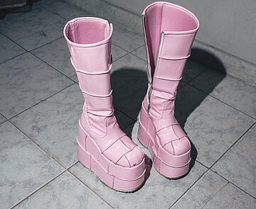 Bild "No Georgian Dream" von Lea Greub, im Rahmen der Ausstellung "gute aussichten - junge deutsche fotografie 2023/2024" in der Städtischen Galerie Karlsruhe.