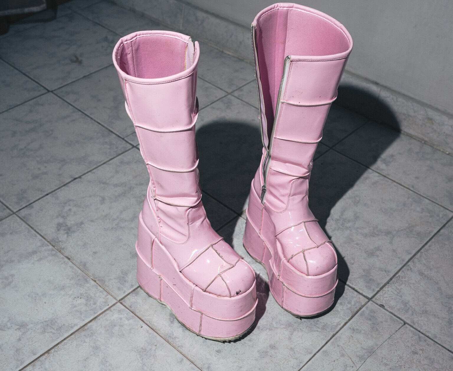 Bild "No Georgian Dream" von Lea Greub, im Rahmen der Ausstellung "gute aussichten - junge deutsche fotografie 2023/2024" in der Städtischen Galerie Karlsruhe.