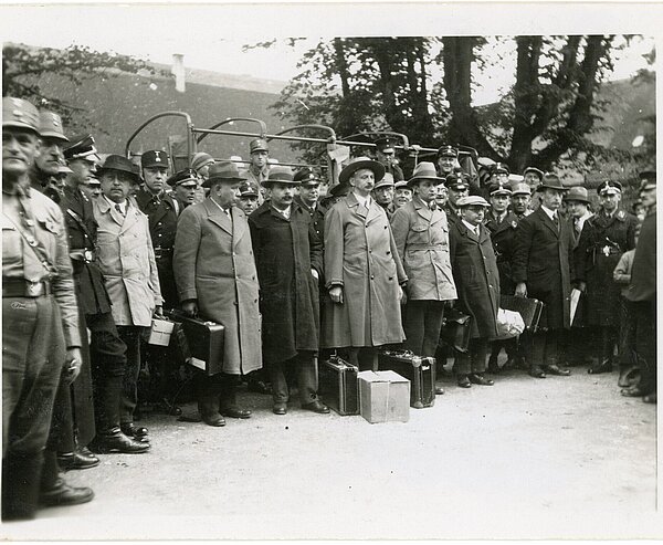 Ludwig Marum (Mitte), der ehemalige badische Regierungschef Adam Remmele (2. v. l.) und fünf weitere bekannte Sozialdemokraten nach der Ankunft am 16. Mai 1933 im Innenhof des KZ Kislau
