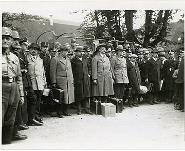 Ludwig Marum (Mitte), der ehemalige badische Regierungschef Adam Remmele (2. v. l.) und fünf weitere bekannte Sozialdemokraten nach der Ankunft am 16. Mai 1933 im Innenhof des KZ Kislau