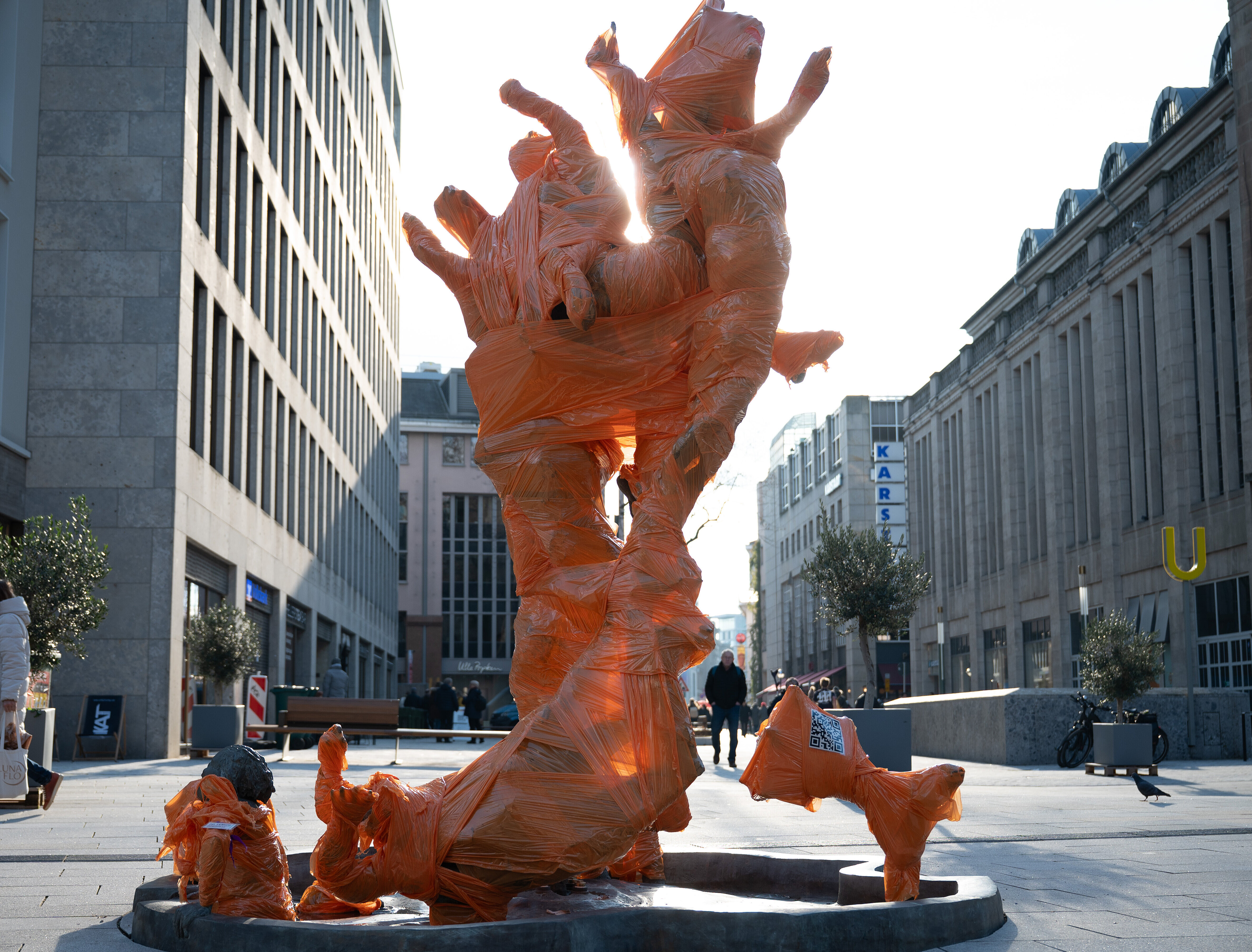 Skulptur in der Kaiserstraße in orange farbener Folie