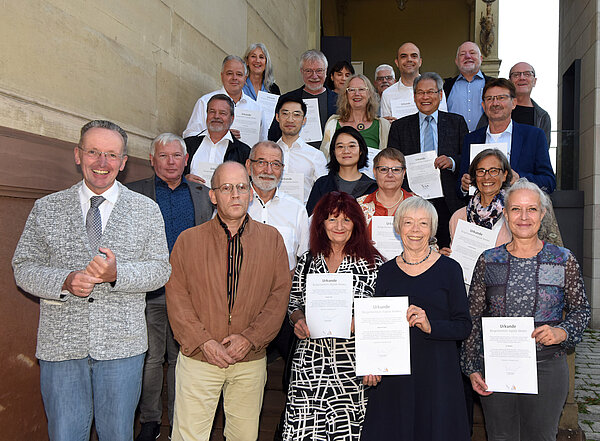 Bürgermeister Dr. Albert Käuflein zertifiziert die Absolventinnen und Absolventen des Bürgermentorenkurses digitale Medien.