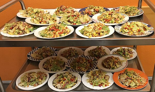 Jeden Montag und ein- bis zweimal monatlich am Wochenende kochen Ehrenamtliche ein Menü für obdachlose und sozial schwache Menschen.