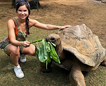 Annika Preil füttert eine Schildkröte.