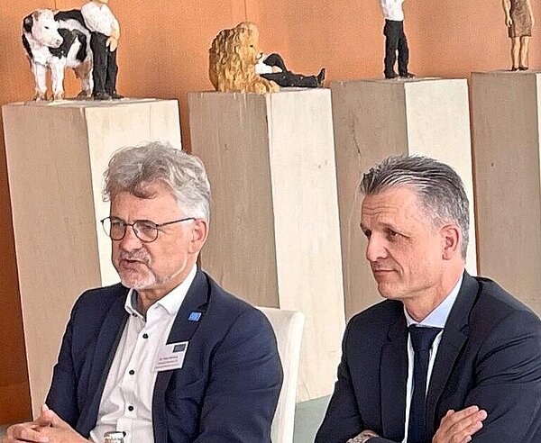 OB Dr. Frank Mentrup (links) in Berlin mit Kanzleramtsminister Thorsten Frei .
