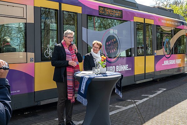 Hafendirektorin Patricia Erb-Korn und Bürgermeisterin Gabriele Luczak-Schwarz bei der Enthüllung der Jubiläumsbahn