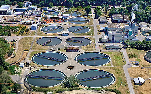 Das Bild zeigt eine Luftaufnahme des Klärwerks in Karlsruhe.