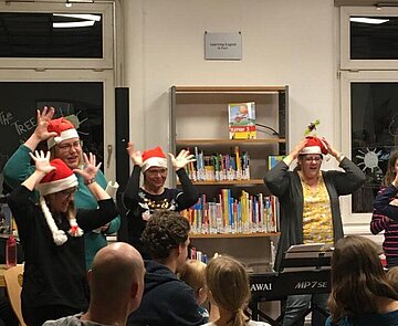 Christmas Carol Singing in der Amerikanischen Bibliothek.
