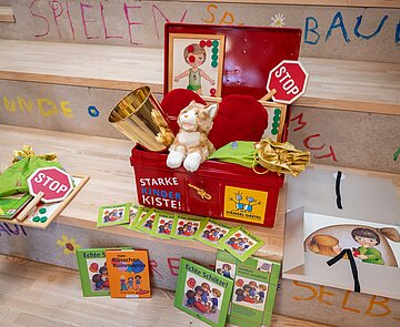 Die Starke Kinder Kiste enthält Materialien, mit denen Kinder lernen sollen, sich selbst zu schützen.