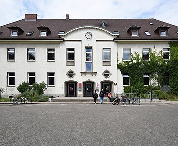 Die Amerikanische Bibliothek von außen in Frontalansicht