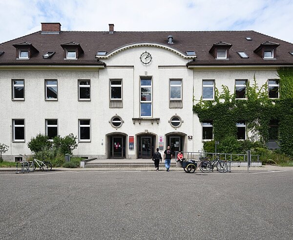 Die Amerikanische Bibliothek von außen in Frontalansicht