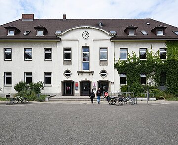 Die Amerikanische Bibliothek von außen in Frontalansicht