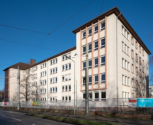 Gebäudeansicht der Volkshochschule und des Internationalen Bildungszentrums  von außen