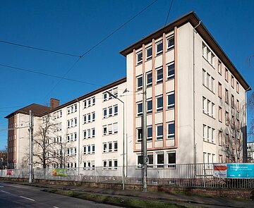 Gebäudeansicht der Volkshochschule und des Internationalen Bildungszentrums  von außen