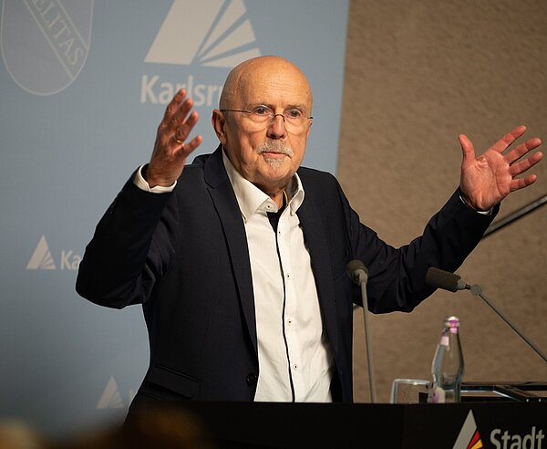 Einzelstadtrat FriedemannKalmbach nahm auch den Gemeinderatin die Verantwortung für die Haushaltslage.