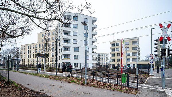 Haltestelle Thomas-Mann-Straße mit Blick auf Gebäudeauf des August-Klingler-Areals