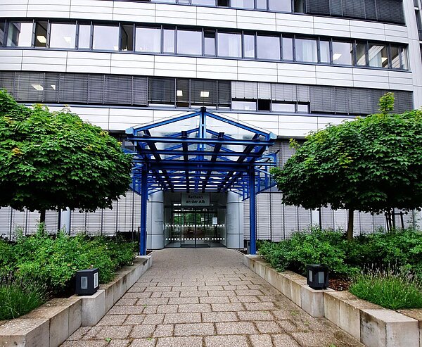 Eingang der Sozial- und Jugendhörde, Rathaus an der Alb.